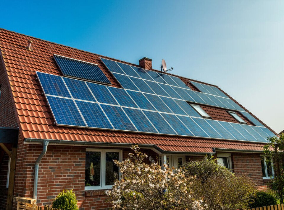 Panneaux photovoltaïques installés sur la toiture d'une maison française